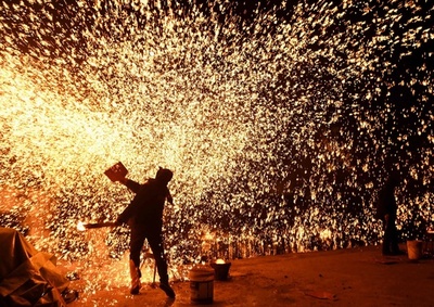 【今日の1枚】元宵節の夜に散る火花 中国