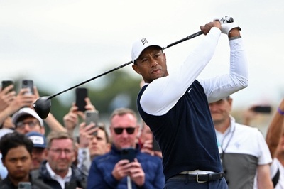 ウッズは6オーバー146位発進、足引きずる様子も 全英OP
