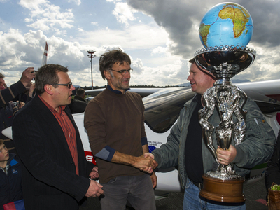 スロベニアの冒険家、100日間世界一周飛行を達成　環境にも配慮