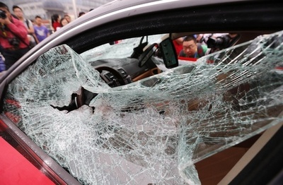 マセラティの高級車をボコボコに破壊、代理店サービスに立腹 中国