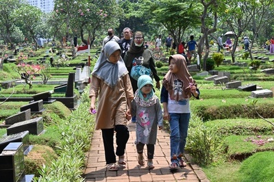 ラマダン前の墓参り、インドネシア・ジャカルタ