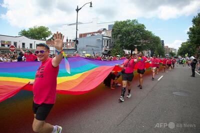 米ワシントンでLGBTQパレード 反トランプで団結