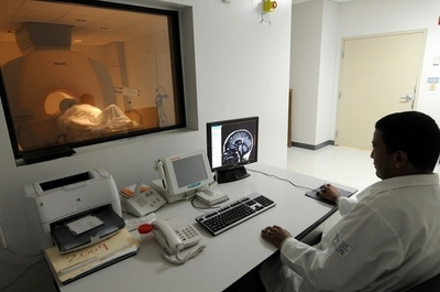 人間は「分かち合う」ことで幸せになる生き物、脳研究