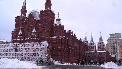 モスクワで記録的大雪 航空便数十便欠航