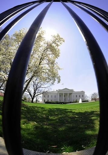 クリントン長官の電話会見ダイヤル、セクシーボイスがお出迎え！？