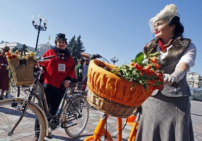 レトロな衣装で軽やかに、ウクライナでサイクリングイベント