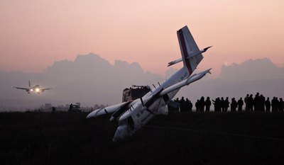 間一髪！土手を転げ落ちる寸前で止まった双発プロペラ機