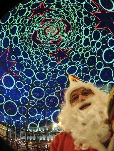 サンタクロースを逮捕、ツリー販売員を銃で脅す フランス