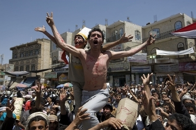 大統領側近の相次ぐ離反で首都緊張 イエメン