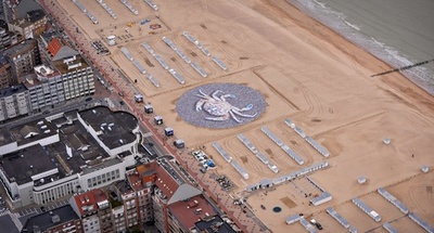 ベルギー海岸に巨大なカニ、実はインスタレーション