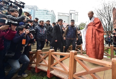 ソウルの寺院に逃げ込んだ活動家が投降、韓国