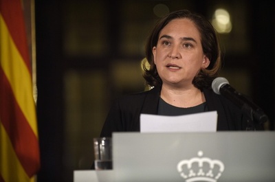 バルセロナ市長、独立宣言に反対 カタルーニャ、内外から圧力