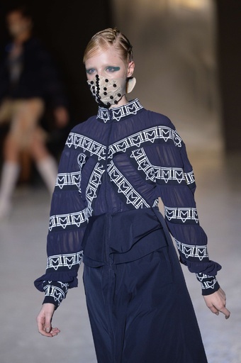 スポーティーで構築的なシルエット、「マーシャ マー」15年春夏