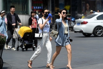 世界初の歩行姿態識別システム、顔を隠しても個人認証可能