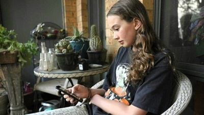 字幕:オーストラリア、16歳未満のSNS禁止法案を可決