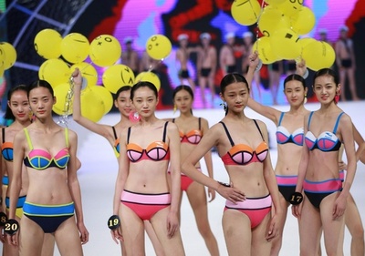 中国でファッションモデルコンテスト、水着審査も