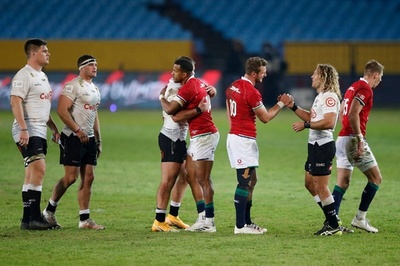 ライオンズが大勝、シャークス選手退場後に7トライの猛攻