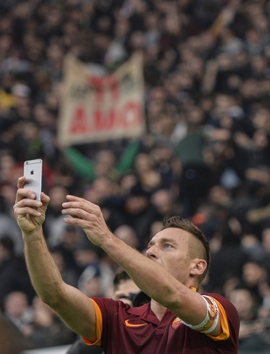 トッティ、ダービー2得点を「自撮り」で祝う