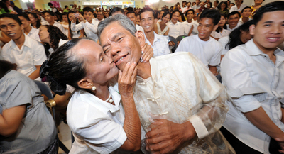 バレンタインデーに一斉結婚式、老若カップル入り混じり フィリピン