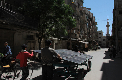 内戦続くシリアの町で台車に載せた太陽光発電機が活躍中