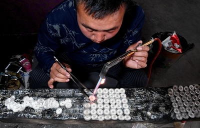 山間部に伝わる伝統、少数民族の「銀細工村」 中国・四川省