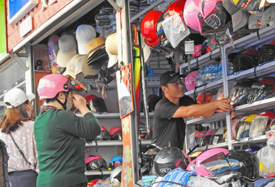 マスクの次はヘルメットでひともうけ？ 新規定で価格5倍に高騰 中国