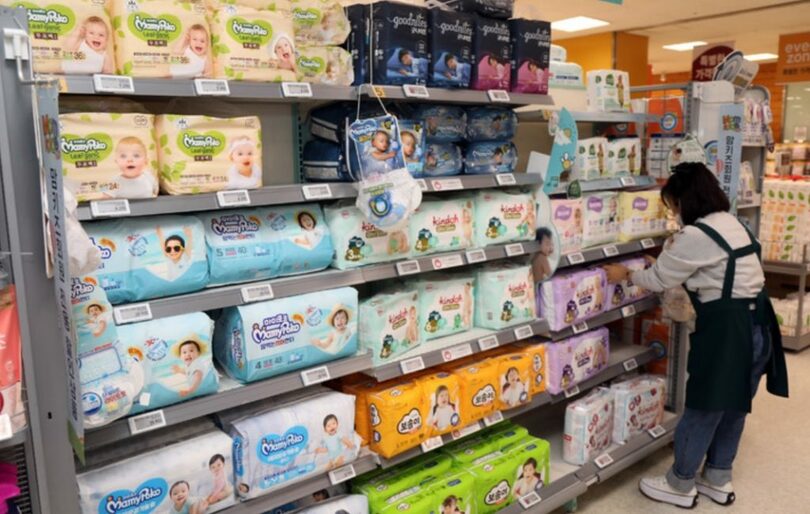 大手スーパーのおむつ売り場（写真=イーマート提供）(c)NEWSIS