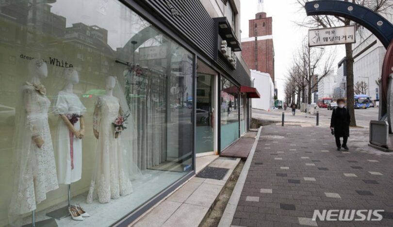 ソウル市麻浦区のウェディング通り内の商店に陳列されたウェディングドレス(c)NEWSIS