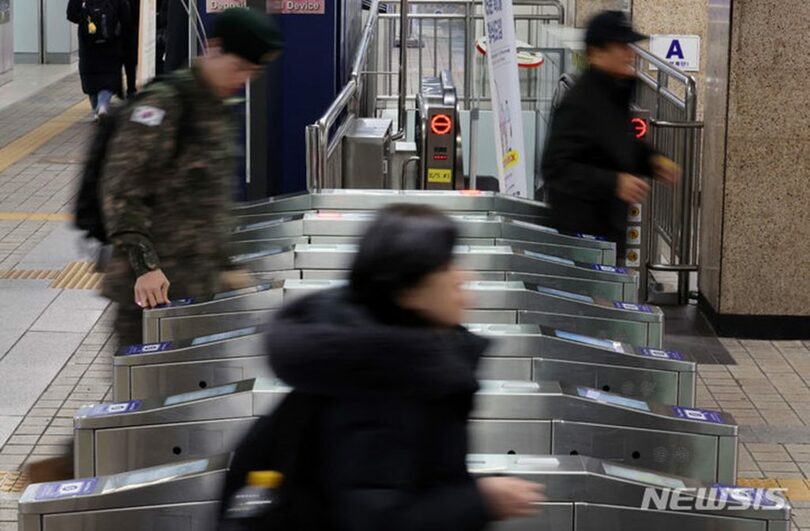 ソウル駅で改札口を行き来する市民ら(c)NEWSIS