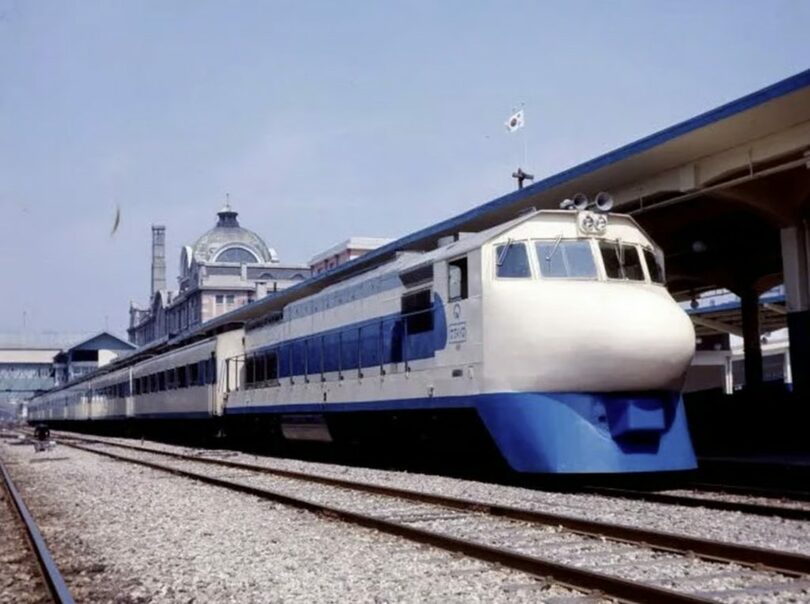 「観光号」の外観と運行風景(c)MONEYTODAY