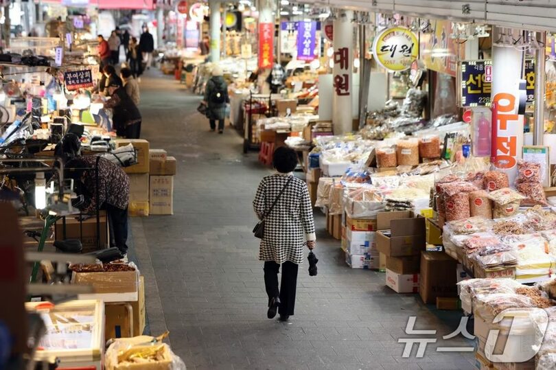 閑散とした雰囲気のソウル市内の伝統市場の様子(c)news1