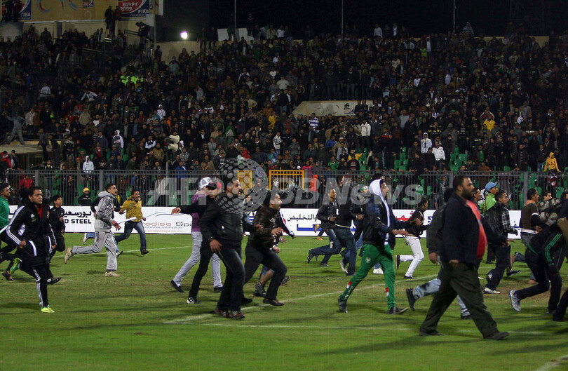 サッカー試合で暴動、74人死亡 1000人負傷か エジプト