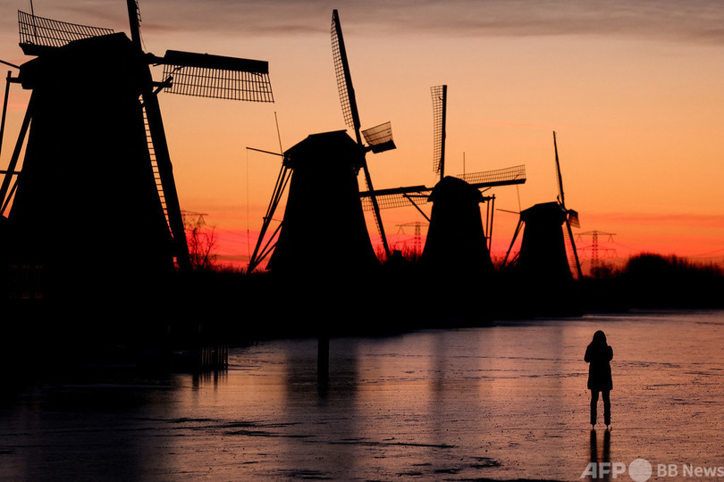 スケート大好きオランダ人、3年ぶり凍結の運河に続々繰り出す 負傷者も