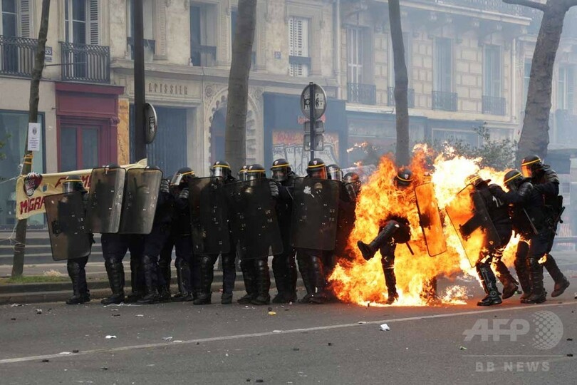 【AFP記者コラム】火だるまの警察官─シャッター切り続けた隻眼のシリア人カメラマン