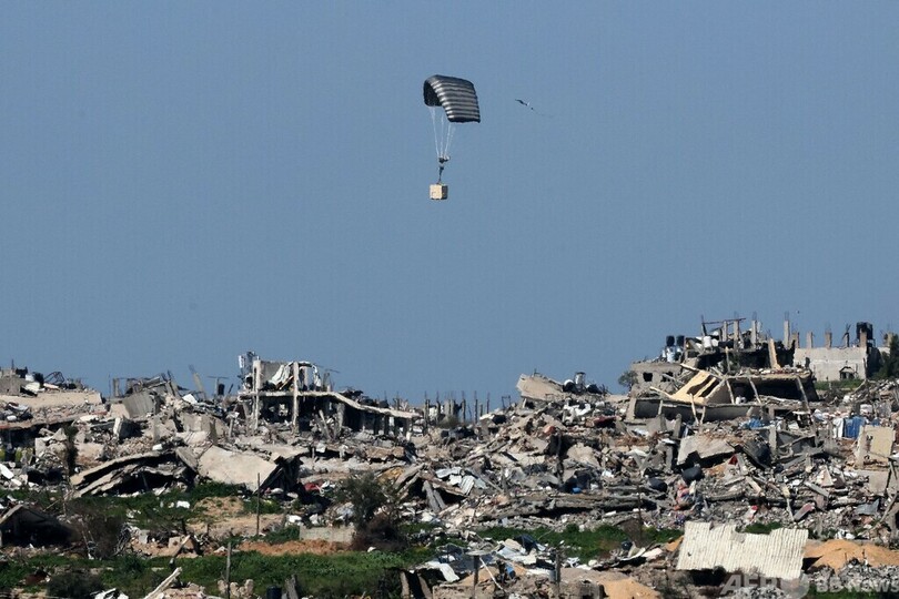 ガザ支援物資空中投下で5人死亡、パラシュート開かず民家直撃か