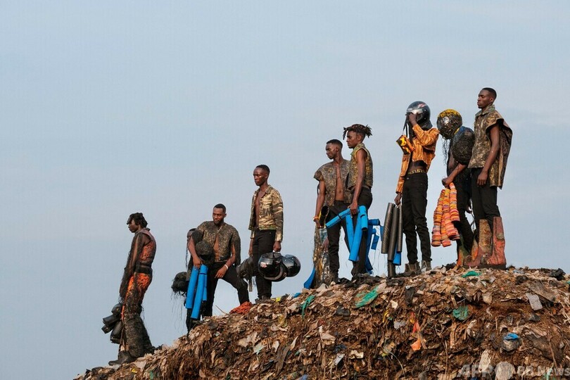 【今日の1枚】ごみ山がランウエー、廃棄物をファッションに ウガンダ