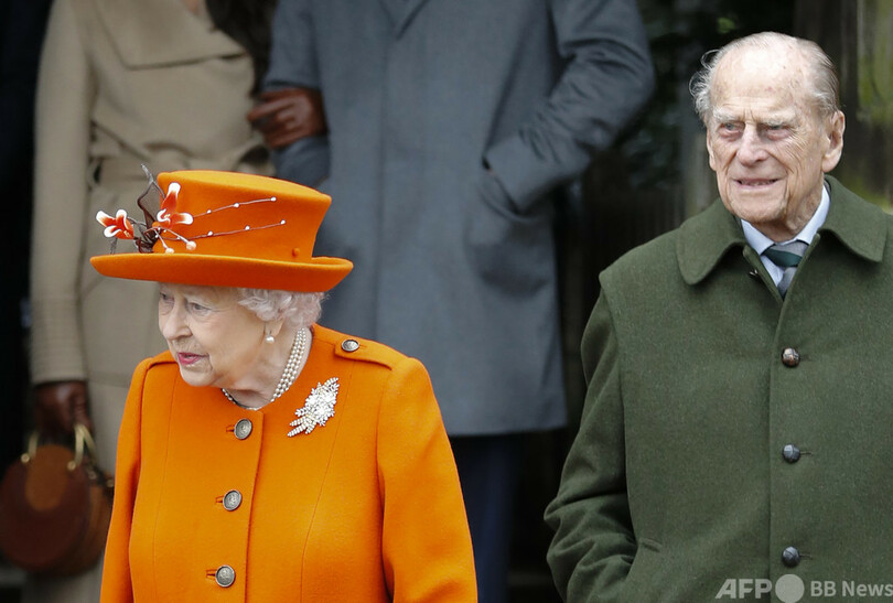 英女王夫妻、数週間以内にコロナワクチン接種へ 報道