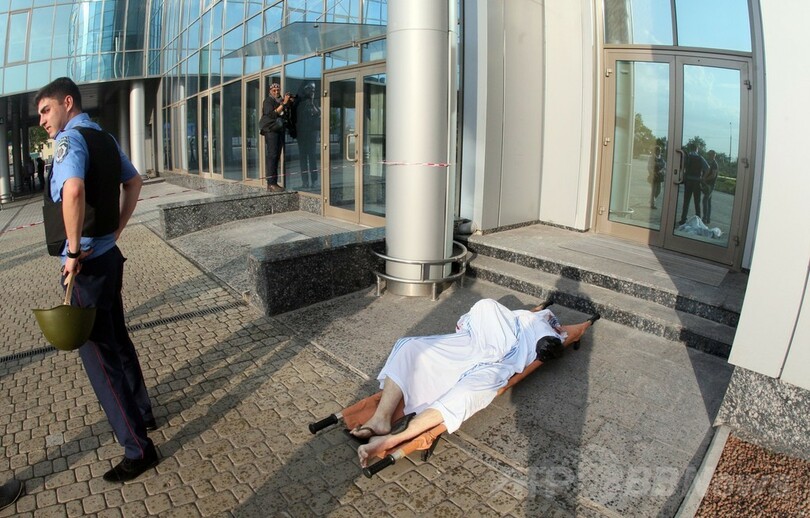 ウクライナ東部の空港で激しい戦闘、地元市長「民間人に死傷者」