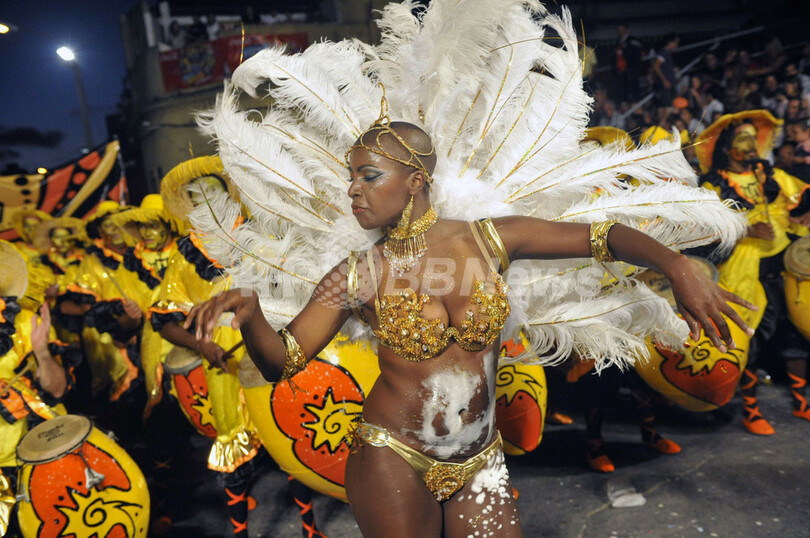 ウルグアイの「ジャマーダス」パレード最高潮に