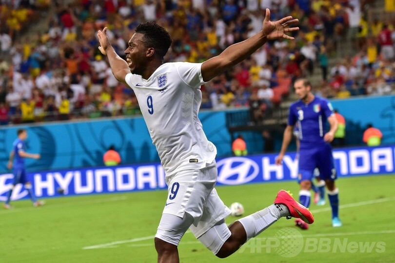 喜びすぎ？イングランドの理学療法士が担架で退場