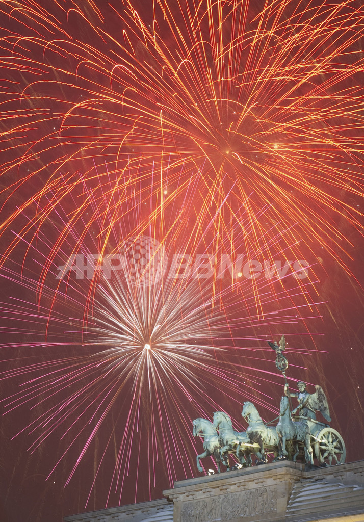 新年祝うブランデンブルク門の花火 ベルリン 写真15枚 国際ニュース Afpbb News