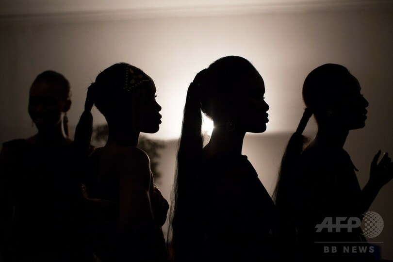 サプールもパフォーマンス、コンゴでファッションウィーク開催