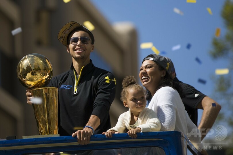 NBAファイナル王者ウォリアーズ、地元で優勝パレード