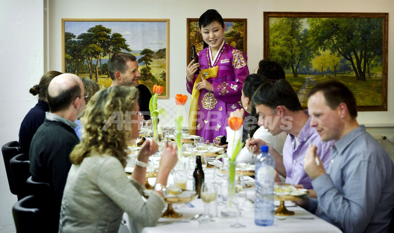 欧州唯一の北朝鮮レストラン、歌と踊りのおもてなし オランダ