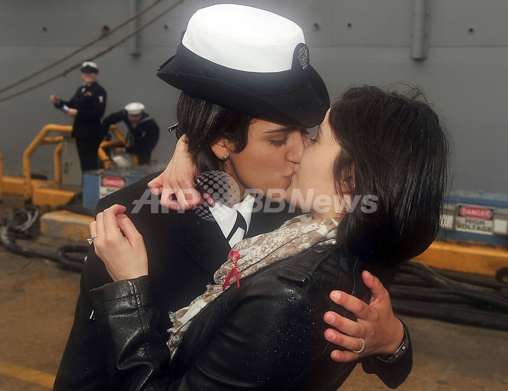 米海軍伝統の「ファーストキス」、同性愛カップルが交わす 史上初 米海軍伝統の「ファーストキス」、同性愛カップルが交わす 史上初