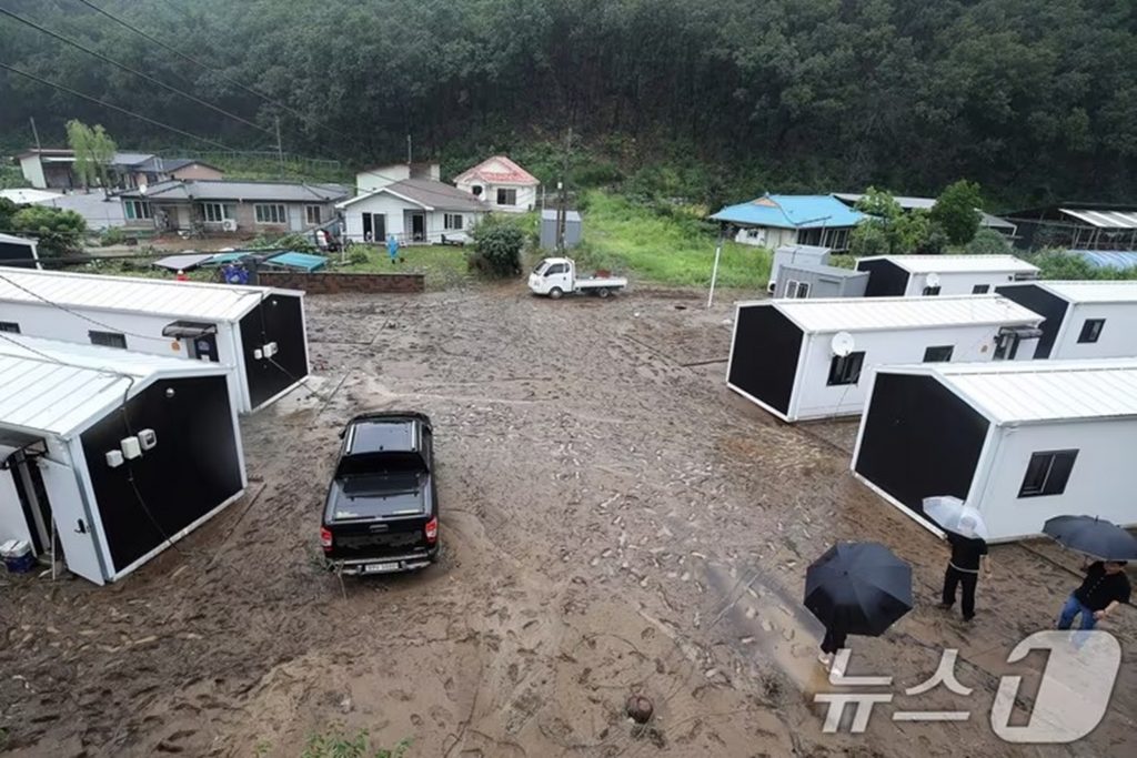 韓国・安東で山火事被災者の仮設住宅が浸水、1棟は30メートル流される