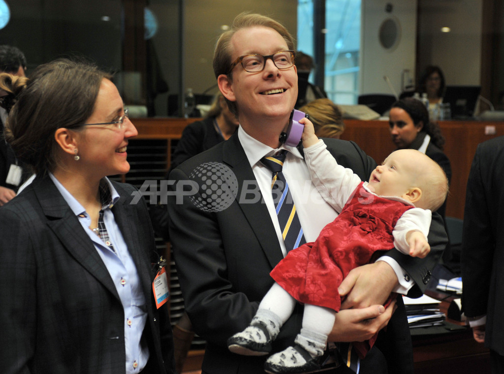 スウェーデン閣僚、EU理事会に赤ちゃん連れて「出勤」