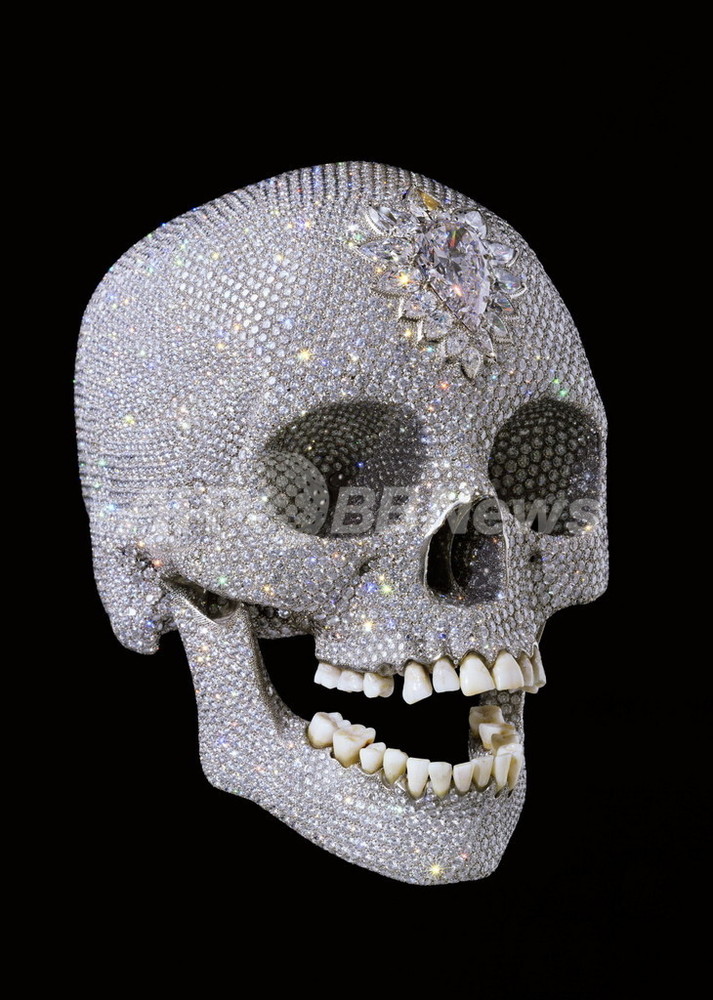 最も高価な現代芸術作品」、世界巡回展を開始 頭蓋骨にダイヤ