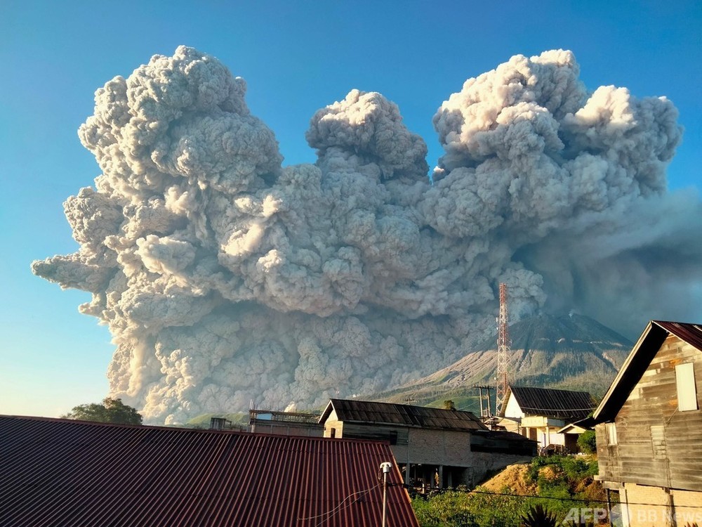インドネシア・シナブン山が噴火、5000m上空に噴煙到達