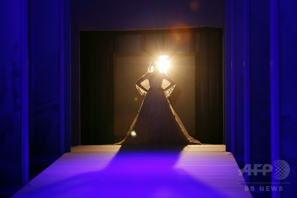 フェミニンで繊細なドリームドレス、「ラルフ＆ルッソ」15年春夏オートクチュール